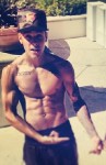 Justin Bieber twittert häufig Bilder von seinem nackten Oberkörper