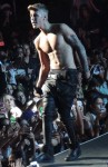 Fast nackt! Justin Bieber verzaubert Fans auf der Tournee mit seinem Sixpack