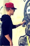 Justin Bieber beim Graffiti sprayen mit cooler Cap und Sonnenbrille