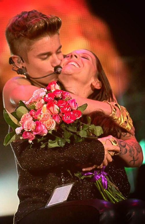 Justin Bieber küsst seine Mutter Pattie Mallette