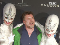 Armin Rohde posiert mit den Aliens der Show "The Wyld" aus dem Friedrichstadt-Palast bei der Vorstellung des neuen 7er BMW in Berlin