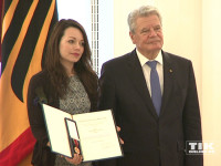 Bundespräsident Joachim Gauck überreicht Cosma Shiva Hagen für ihr Engagement die Verdiestmedaille
