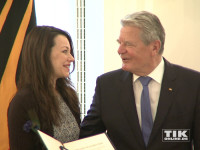 Freudig nimmt Cosma Shiva Hagen die Glückwünsche für ihre Verdienstmedaille von Bundespräsident Joachim Gauck entgegen