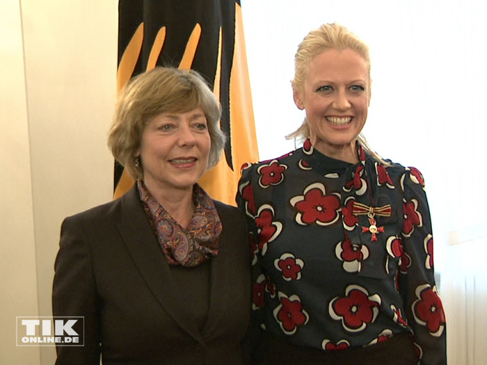 Barbara Schöneberger posiert mit ihrem Bundesverdienstkreuz neben Daniela Schadt, der Lebensgefährtin von Bundespräsident Joachim Gauck