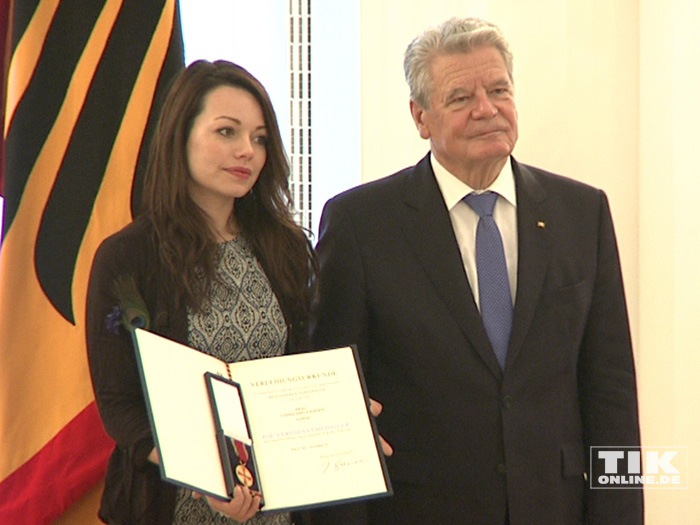 Bundespräsident Joachim Gauck überreicht Cosma Shiva Hagen für ihr Engagement die Verdiestmedaille