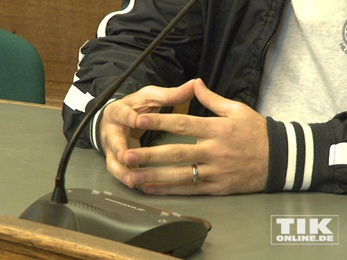 Bushido mit Ehering an der Hand im Gerichtssaal