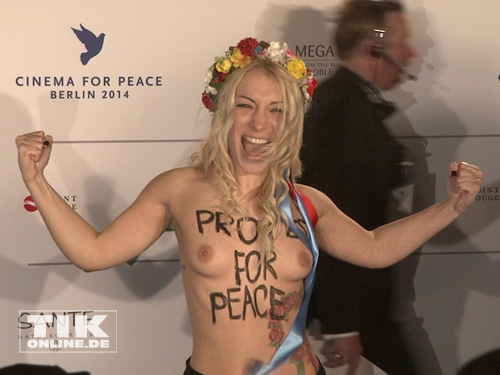 Nackt-Protest bei der "Cinema for Peace"-Gala 2014