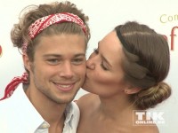 Jascha Rust bekommt ein Küsschen von seiner Freundin Helene beim Raffaello Summer Day 2014