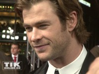 Chris Hemsworth lächelt für die Kameras bei der "Thor - The Dark Kingdom"-Premiere in Berlin