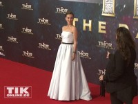 Natalie Portman im weißen Kleid bei der Premiere von "Thor - The Dark Kingdom" in Berlin