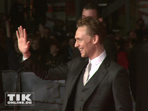 Tom Hiddleston begrüßt die Fans bei der "Thor - The Dark Kingdom"-Premiere in Berlin