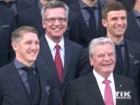 Bundesinnenminister De Maiziere und Bundespräsident Gauck mit den Bayern-Profis Bastian Schweinsteiger und Thomas Müller