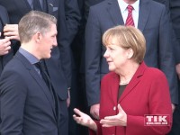 Bastian Schweinsteiger im Gespräch mit Angela Merkel