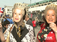 Viele Schaulustiger und Fans der Monarchin hatten sich vor dem Hotel Adlon versammelt, um Queen Elizabeth II. live zu erleben