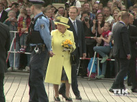 Queen Elizabeth II. in Begleitung von Berlins Regierendem Bürgermeister Michael Müller