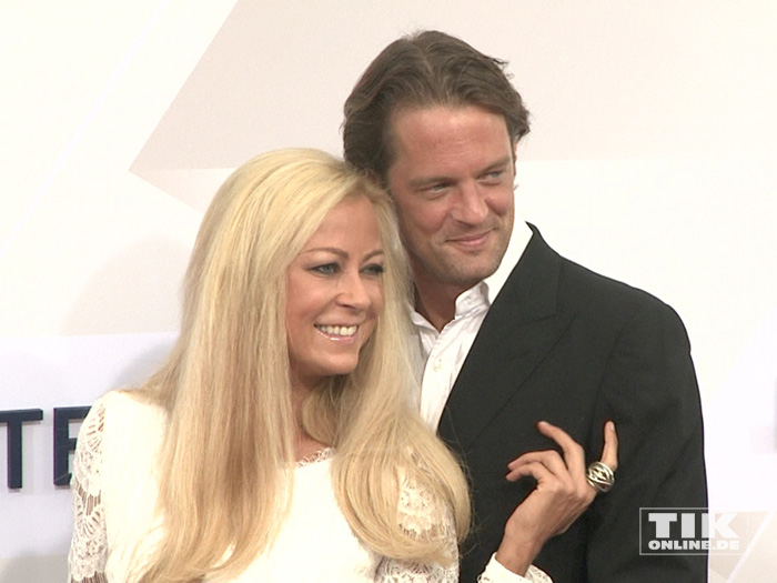 Jenny Elvers kuschelt mit ihrem Freund Steffen von der Beeck bei der Bertelsmann Party 2015