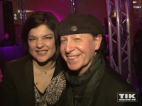 Scorpions-Sänger Klaus Meine posiert mit Schauspielerin Jasmin Tabatabai bei der Premiere von "Forever And A Day" in Berlin