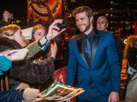 Liam Hemsworth mit Fans bei der "Die Tribute von Panem - Catching Fire"-Premiere in Berlin