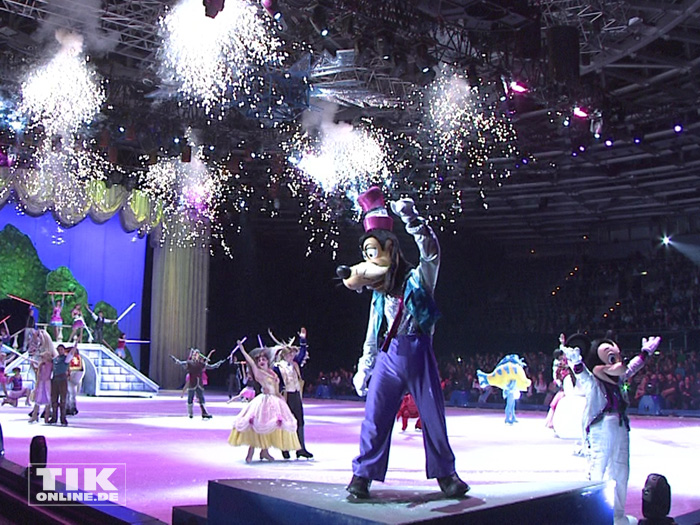 Zum Abschluss der Premiere von "Disney On Ice" versammelten sich noch einmal alle Disney-Stars wie Goofy und Mickey Mouse auf dem Eis