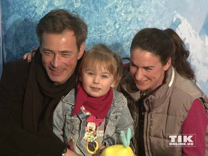 Jan Sosniok kam mit Frau Nadine und Tochter Cynthia zur Premiere von "Disney On Ice"