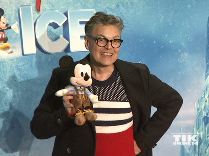 Rolf "Rolfe" Scheider posiert mit Mickey Mouse bei der Premiere von "Disney On Ice"