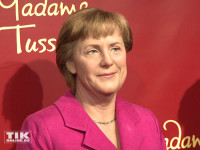 Drei Wachsfiguren von Angela Merkel auf einen Streich