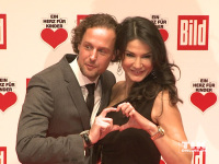 Mariella Ahrens und ihr Freund Sebastian ganz verliebt bei "Ein Herz für Kinder 2014"