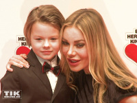 Xenia Seeberg posiert mit ihrem Sohn Philip-Elias bei "Ein Herz für Kinder 2014"