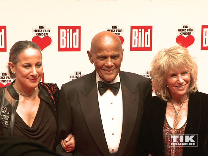 Harry Belafonte posiert mit Tochter Gina und seiner Ehefrau Pamela bei "Ein Herz für Kinder 2014"