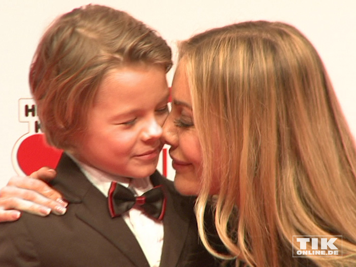 Xenia Seeberg gibt ihrem Sohn Philip-Elias einen Nasenkuss bei "Ein Herz für Kinder 2014"