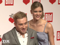 Einen perfekten Paar-Auftritt legten Samuel Koch und seine Freundin Sarah Elena Timpe bei der "Ein Herz für Kinder"-Gala 2015 in Berlin hin