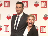 Eine Woche nach seiner Niederlage gegen Tyson Fury kam Wladimir Klitschko mit seiner Verlobten Hayden Panettiere zur "Ein Herz für Kinder"-Gala 2015 in Berlin