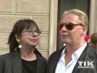 Ben Beckerbrachte seine Mutter Monika Hansen mit zur Eröffnung der David Bowie Ausstellung in Berlin