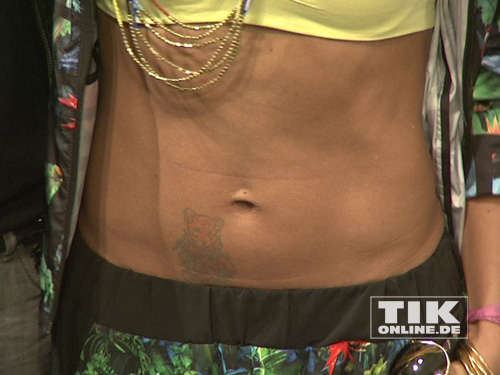 Fernanda Brandaos durchtrainierter Bauch mit Tiger-Tattoo