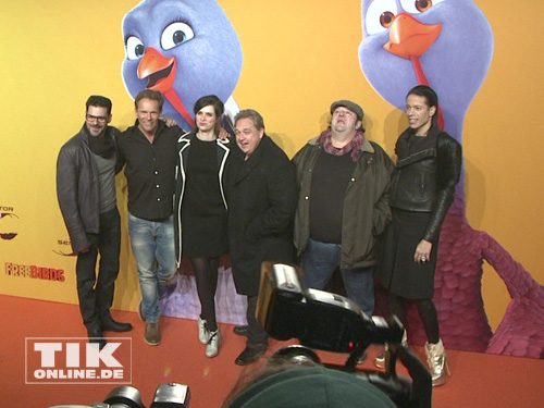 Christian Tramitz, Oliver Kalkofe, Jorge Gonzalez, Nora Tschirner und Rick Kavanian bei der "Free Birds"-Premiere in Berlin