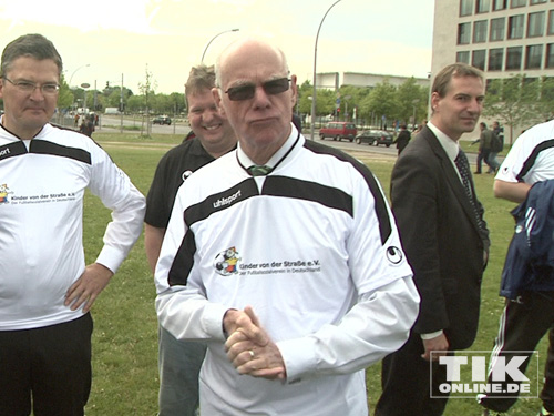 Bundestagspräsident Norbert Lammert hat sein Sakko gegen ein Fußballtrikot getauscht