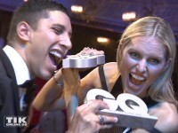 Zum anbeißen: Karolina Kurkova und Andreas Bourani mit ihren GQ Awards