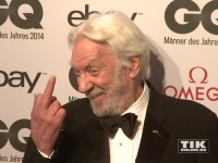Donald Sutherland zeigt den Fotografen mit einem Lächeln den Stinke-Finger