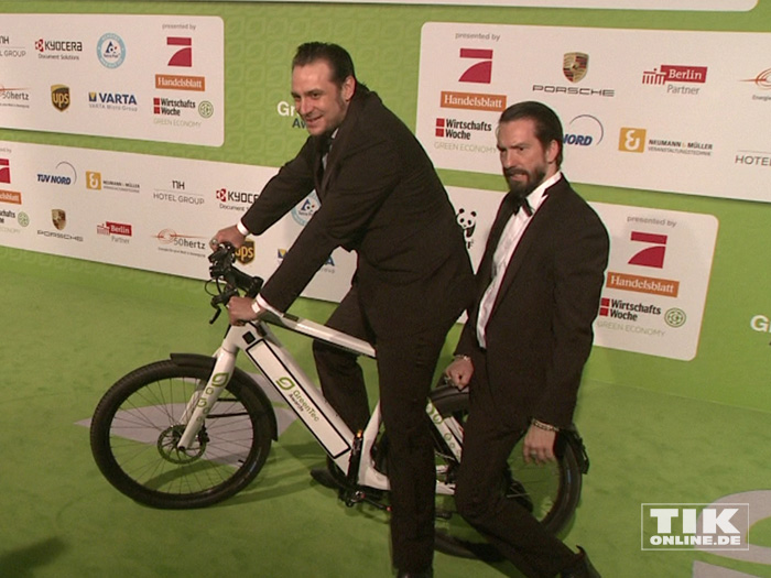 The Boss Hoss haben Spaß auf einem e-Bike beim GreenTec Award 2015