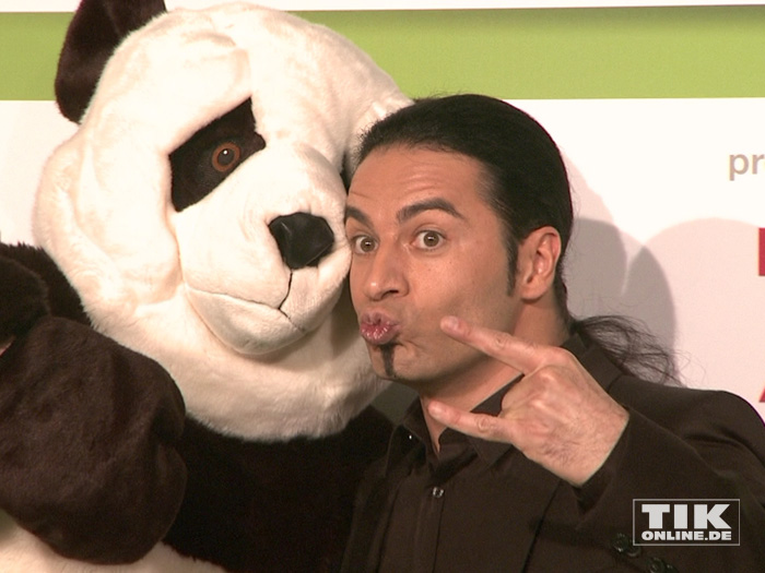 Bülent Ceylan posiert mit einem Plüsch-Panda beim GreenTec Award 2015