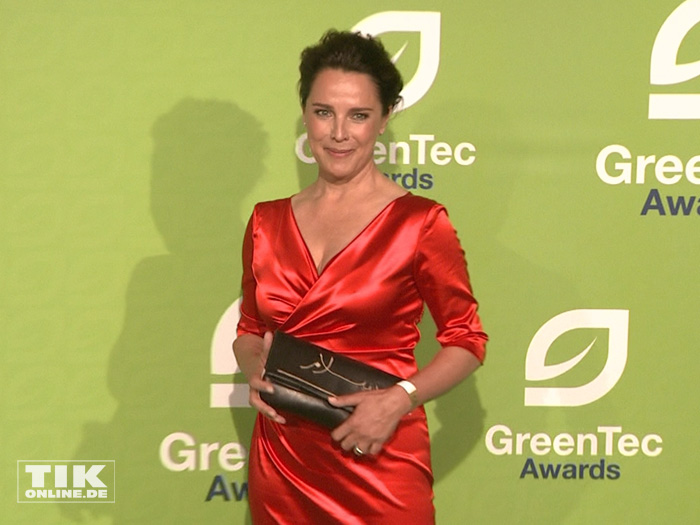 Desiree Nosbusch strahlte in einem roten Kleid beim GreenTec Award 2015