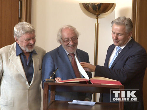 Hardy Krüger und Dieter Hallervorden tragen sich bei Klaus Wowereit und Goldene Buch der Stadt Berlin ein