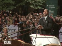 Dwayne Johnson fährt bei der "Hercules"-Premiere mit dem Streitwagen vor