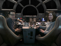 Regisseur J.J. Abrams im Cockpit des Millenium Falcon am Set von "Star Wars - Das Erwachen der Macht"