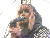 Jasmin Madeleine Weber singt bei ihrem Auftritt beim IDAHOT 2015 in Berlin gegen Homophobie und Transphobie
