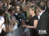 Jennifer Aniston schreibt Autogramme für ihre Berliner Fans