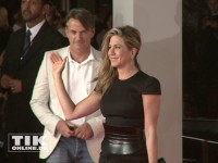 Jennifer Aniston winkt Fans und Fotografen