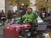 Cord Gross und ein junger Beifahrer mit Down-Syndrom sind mit ihrem Traktor auf dem Weg zum Brandenburger Tor.