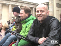 Cord Gross, Jürgen Vogel und einige Kinder mit Down-Syndrom werben vor dem Brandenburger Tor für mehr Akzeptanz für Menschen mit dieser Behinderung