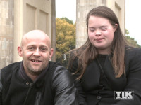 Jürgen Vogel und ein Mädchen mit Down-Syndrom bei der "Väter sagen ja"-Demo vor dem Brandenburger Tor